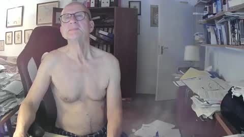 Snapshot of marginalie chatting on 11/23/25, 06:57 marginalie online show from 11/23/25, 06:57