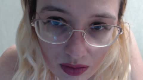 Snapshot of margo_shine chatting on 10/25/25, 04:13 margo_shine online show from 10/25/25, 04:13