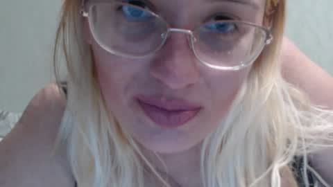Snapshot of margo_shine chatting on 11/22/25, 02:49 margo_shine online show from 11/22/25, 02:49