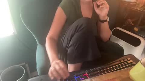 Elle online show from 10/23/25, 04:06