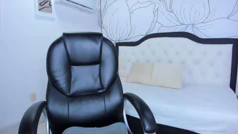 Snapshot of margot_smith chatting on 01/31/25, 12:07 Margot online show from 01/31/25, 12:07