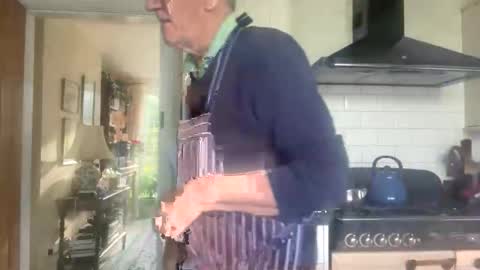 marhea online show from 12/22/25, 12:02