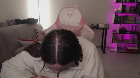 Snapshot of mari_moore7 chatting on 12/14/25, 05:40 mari moore online show from 12/14/25, 05:40