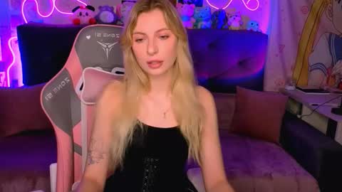 Snapshot of maria_hunt chatting on 10/22/25, 02:23 Maria online show from 10/22/25, 02:23