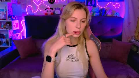 Snapshot of maria_hunt chatting on 10/23/25, 04:45 Maria online show from 10/23/25, 04:45