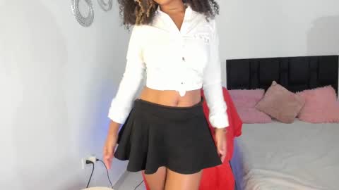 Snapshot of maria_julyana chatting on 03/12/25, 03:35 V A N E S S A  online show from 03/12/25, 03:35
