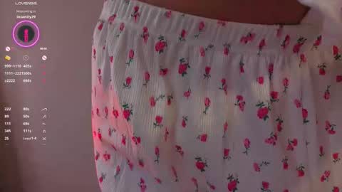 Snapshot of mariamcreedon chatting on 12/19/25, 04:58 My name is Molly this is my first day online show from 12/19/25, 04:58