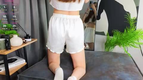 Snapshot of mariamcreedon chatting on 02/06/26, 03:15 My name is Molly this is my first day online show from 02/06/26, 03:15