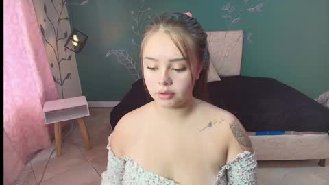 Snapshot of mariamcute_ chatting on 03/10/25, 07:40 M A R I A N A online show from 03/10/25, 07:40