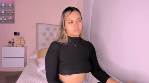 Snapshot of mariana__roe chatting on 01/12/25, 03:03 Mariana Roe online show from 01/12/25, 03:03