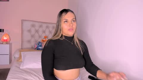 Snapshot of mariana__roe chatting on 01/15/25, 02:49 Mariana Roe online show from 01/15/25, 02:49