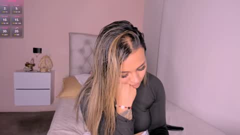 Snapshot of mariana__roe chatting on 01/25/25, 03:40 Mariana Roe online show from 01/25/25, 03:40