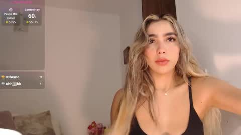 Snapshot of mariana_es chatting on 10/08/25, 01:14 Mariana online show from 10/08/25, 01:14