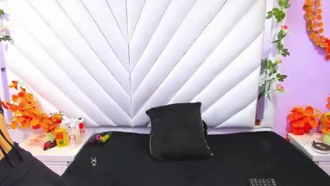 Snapshot of marianathompson_ chatting on 12/14/25, 09:19 MarianaThomsop online show from 12/14/25, 09:19