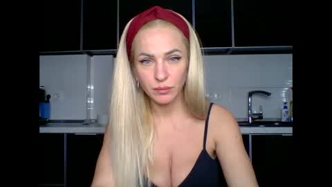 Snapshot of marianna1977 chatting on 02/27/25, 08:53 marianna1977 online show from 02/27/25, 08:53