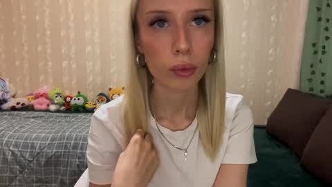 Snapshot of maribelchauhdrey chatting on 09/19/25, 06:26 Molly online show from 09/19/25, 06:26