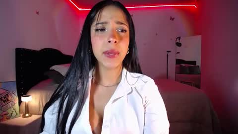 Snapshot of marie_daved chatting on 02/08/25, 03:08 Nicolle online show from 02/08/25, 03:08