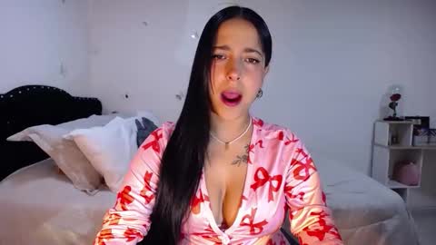 Snapshot of marie_daved chatting on 10/12/25, 02:21 Nicolle online show from 10/12/25, 02:21