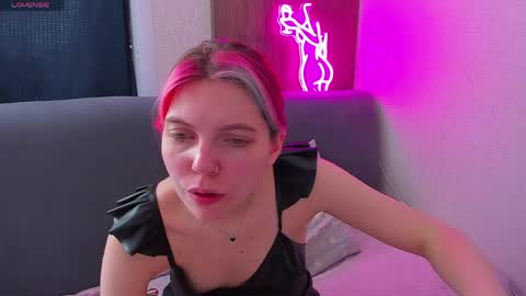 Snapshot of marie_reyess chatting on 04/05/26, 07:05 Marie 3 online show from 04/05/26, 07:05