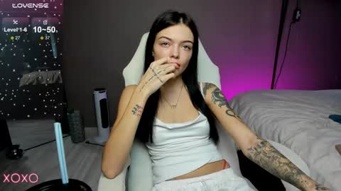 Snapshot of mariella__adams chatting on 10/17/25, 01:25 Maria  online show from 10/17/25, 01:25