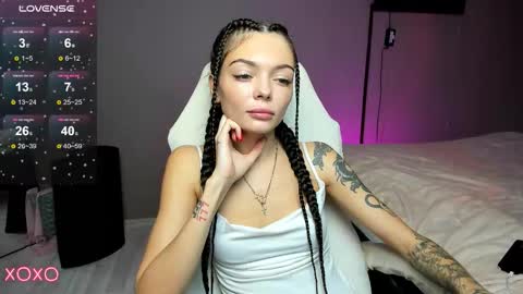 Snapshot of mariella__adams chatting on 10/28/25, 10:52 Maria  online show from 10/28/25, 10:52