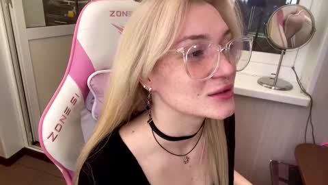 Hey Im Ash  I think together we can hit first 10 thumbs up online show from 03/01/26, 07:43