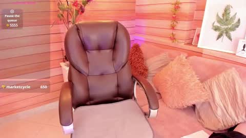 Snapshot of marien_thomson_ chatting on 02/01/25, 07:05 Marien online show from 02/01/25, 07:05