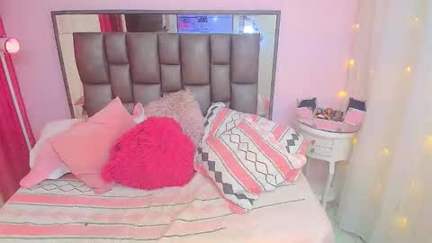 Snapshot of mariposahorny chatting on 10/22/25, 01:44 Nathaly online show from 10/22/25, 01:44