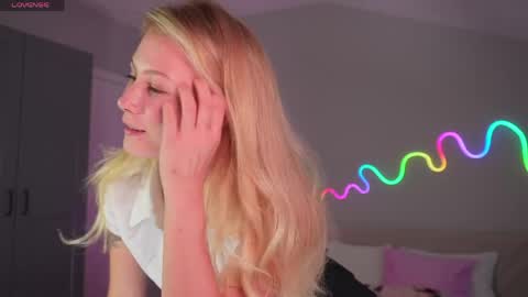 Snapshot of marisii chatting on 04/10/26, 05:06 Mary online show from 04/10/26, 05:06