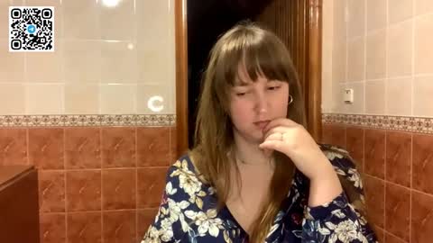 Snapshot of maroonmoon_ chatting on 10/28/25, 08:33 Miriam online show from 10/28/25, 08:33