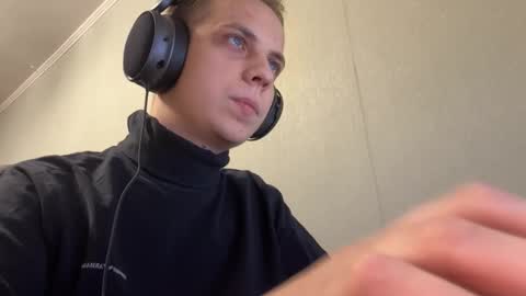 Snapshot of maroooa chatting on 12/16/25, 06:35 Marko online show from 12/16/25, 06:35