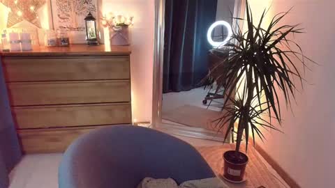 Maria  online broadcast from Tuesday to Suturday from 6 pm to 12 pm Germany time Sunday-Monday offline online show from 03/11/25, 09:26