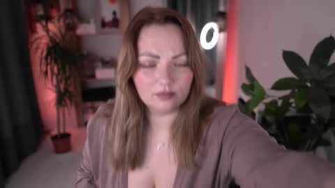 Maria  online broadcast from Tuesday to Suturday from 6 pm to 12 pm Germany time Sunday-Monday offline online show from 12/14/25, 07:40