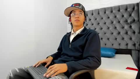 Snapshot of marshall_spencer chatting on 12/04/25, 01:09 MARSHALL online show from 12/04/25, 01:09