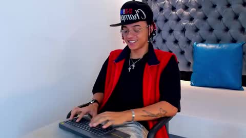 Snapshot of marshall_spencer chatting on 12/17/25, 01:17 MARSHALL online show from 12/17/25, 01:17