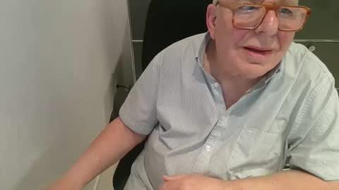 Snapshot of martin_1947 chatting on 12/20/25, 07:54 martin_1947 online show from 12/20/25, 07:54