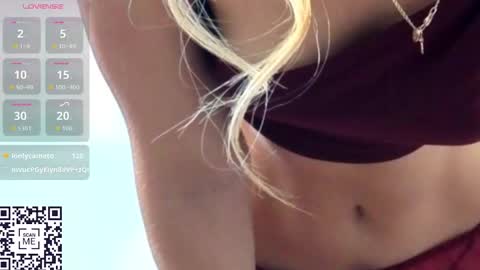 Snapshot of martina_isseee chatting on 11/19/25, 01:22 Martina online show from 11/19/25, 01:22