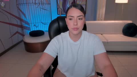 Snapshot of martinnabonnet chatting on 01/11/25, 01:22 Martinna Bonnet online show from 01/11/25, 01:22