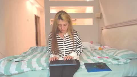 marya442004 online show from 10/17/25, 10:34