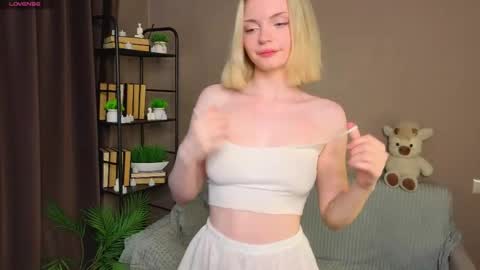Snapshot of marycalder chatting on 05/04/26, 12:28 Mary online show from 05/04/26, 12:28