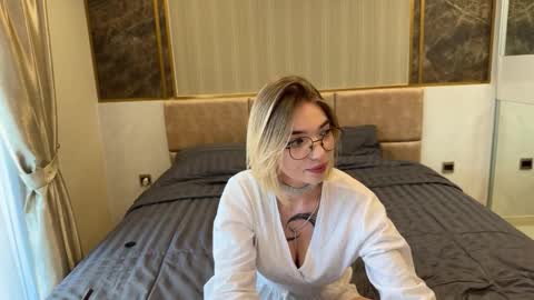 Snapshot of maryharriss chatting on 12/18/25, 01:33 maryharriss online show from 12/18/25, 01:33