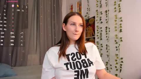 Snapshot of marywaddell chatting on 12/18/25, 04:29 Mary online show from 12/18/25, 04:29