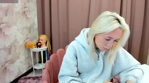Snapshot of maryy_senn chatting on 10/14/25, 02:56 Luucy UTC1 Mon Tue Wed Thu Fri 0500-1130 online show from 10/14/25, 02:56