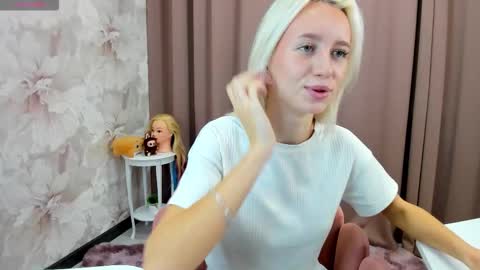 Snapshot of maryy_senn chatting on 10/15/25, 02:55 Luucy UTC1 Mon Tue Wed Thu Fri 0500-1130 online show from 10/15/25, 02:55
