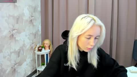 Snapshot of maryy_senn chatting on 10/27/25, 02:37 Luucy UTC1 Mon Tue Wed Thu Fri 0500-1130 online show from 10/27/25, 02:37