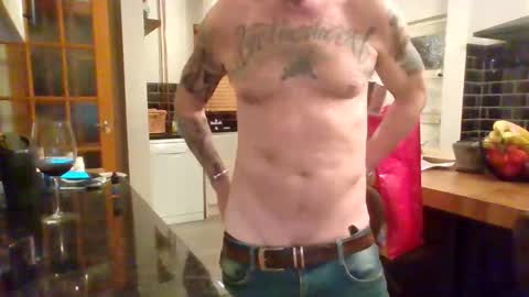 Snapshot of masked_masturbation_couple chatting on 12/16/25, 11:21 Masked Masturbation Couple online show from 12/16/25, 11:21