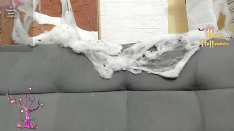 Snapshot of maskedgirl01 chatting on 10/30/25, 07:47 Scarlet online show from 10/30/25, 07:47