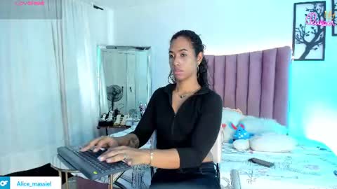 Snapshot of massielhot chatting on 07/13/26, 08:00 massielhot online show from 07/13/26, 08:00