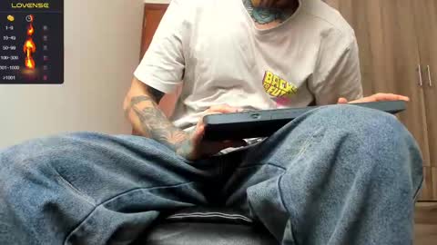 Snapshot of master_steven_01 chatting on 10/29/25, 04:09 steven online show from 10/29/25, 04:09