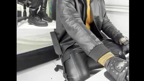 Snapshot of mastercash_leather chatting on 12/22/25, 03:36 mastercash_leather online show from 12/22/25, 03:36